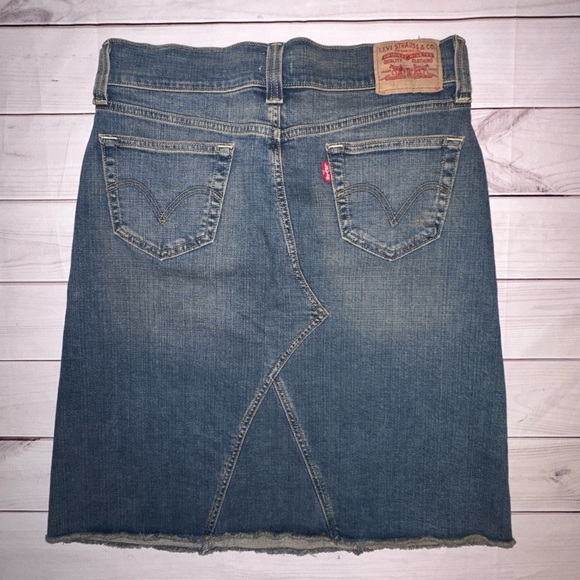 Levi’s Reworked Denim Skirt – Size 12 MIS
Classic Western Vibe Office Dressy - Picture 2 of 6